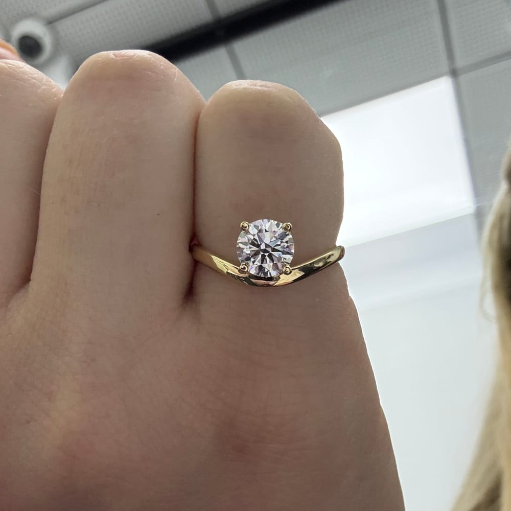 Jenny Floating Round on Curved Band